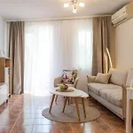 Apartment 1br Nomad-friendly 15mins Walk To Centre With Designated Workspace