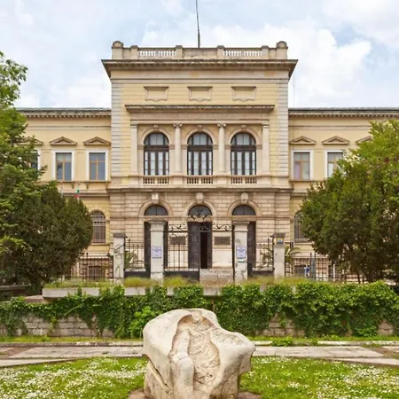 Апартаменты 1br Nomad-friendly 15mins Walk To Centre With Designated Workspace Варна