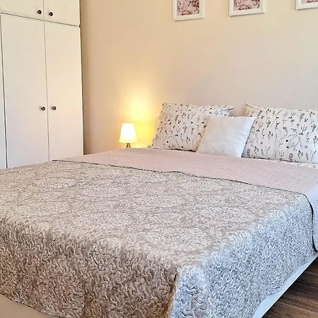 1br 8 Mins To With Free Street Parking Apartment Varna