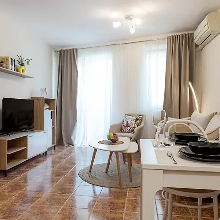 1br Nomad-friendly 15mins Walk To Centre With Designated Workspace