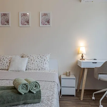 Apartment 1br Nomad-friendly 15mins Walk To Centre With Designated Workspace