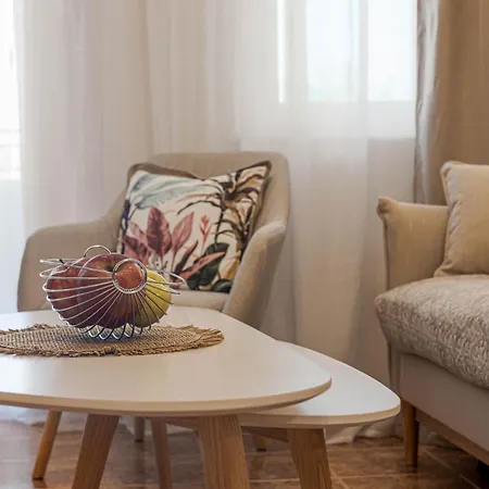 Apartment 1br Nomad-friendly 15mins Walk To Centre With Designated Workspace