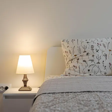 1br 8 Mins To With Free Street Parking *