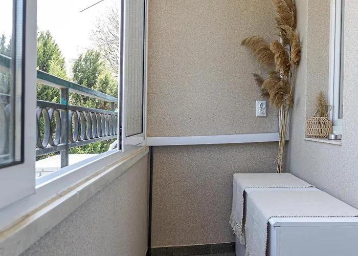 1br Nomad-friendly 15mins Walk To Centre With Designated Workspace Апартаменти Варна