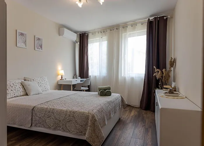 1br Nomad-friendly 15mins Walk To Centre With Designated Workspace Апартаменти Варна