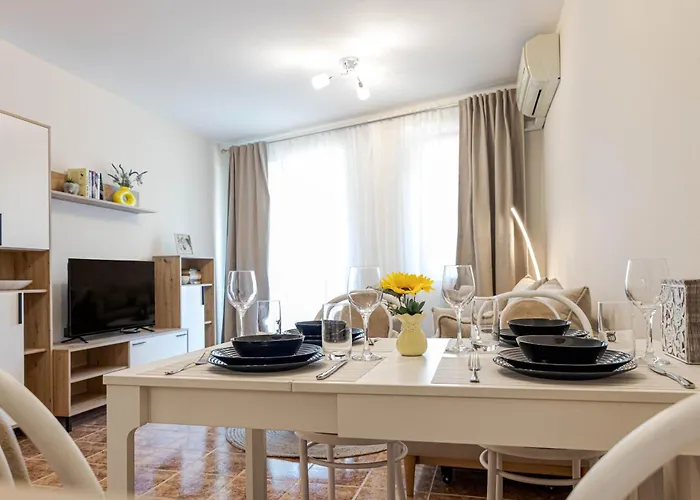 1br Nomad-friendly 15mins Walk To Centre With Designated Workspace Варна