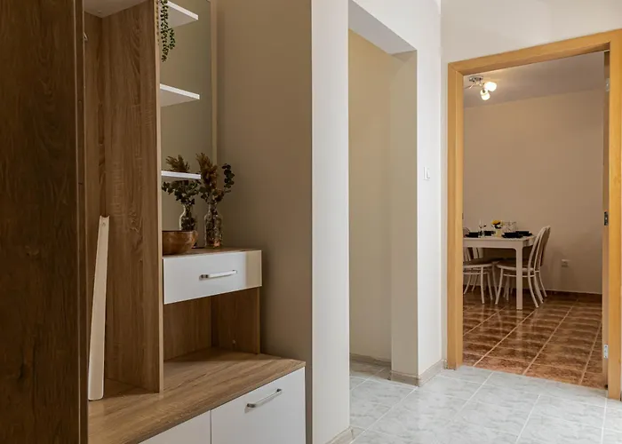 Apartment 1br Nomad-friendly 15mins Walk To Centre With Designated Workspace