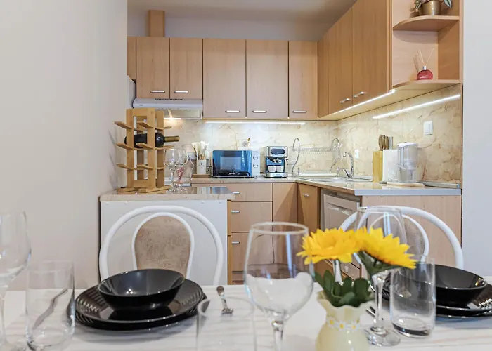 1br Nomad-friendly 15mins Walk To Centre With Designated Workspace Апартаменти Варна