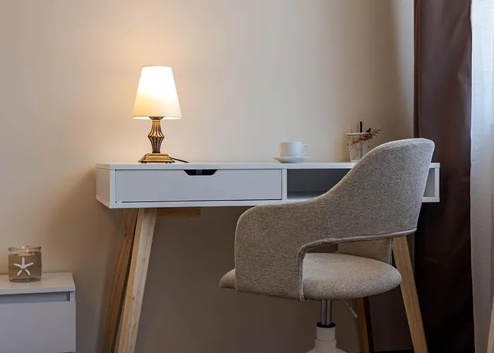 Апартаменти 1br Nomad-friendly 15mins Walk To Centre With Designated Workspace Варна