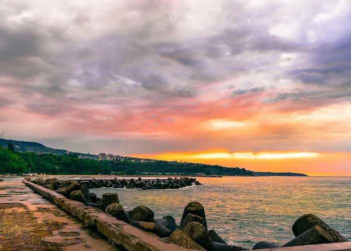 1br Nomad-friendly 15mins Walk To Centre With Designated Workspace Apartment Varna