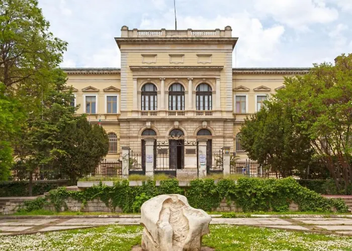 Апартаменти 1br Nomad-friendly 15mins Walk To Centre With Designated Workspace Варна