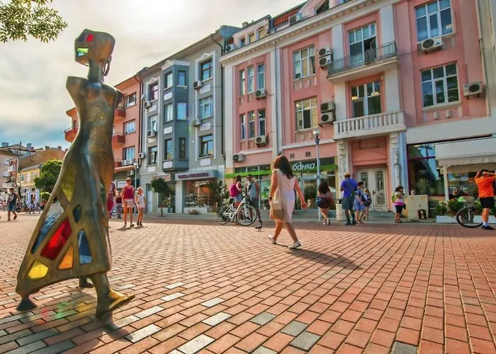 1br Nomad-friendly 15mins Walk To Centre With Designated Workspace Апартаменти Варна